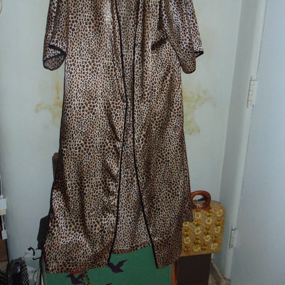 Natori Private Luxuries Silky Satin Silky Robe Large Leopard Cheetah Tie Waist L - Picture 8 of 8